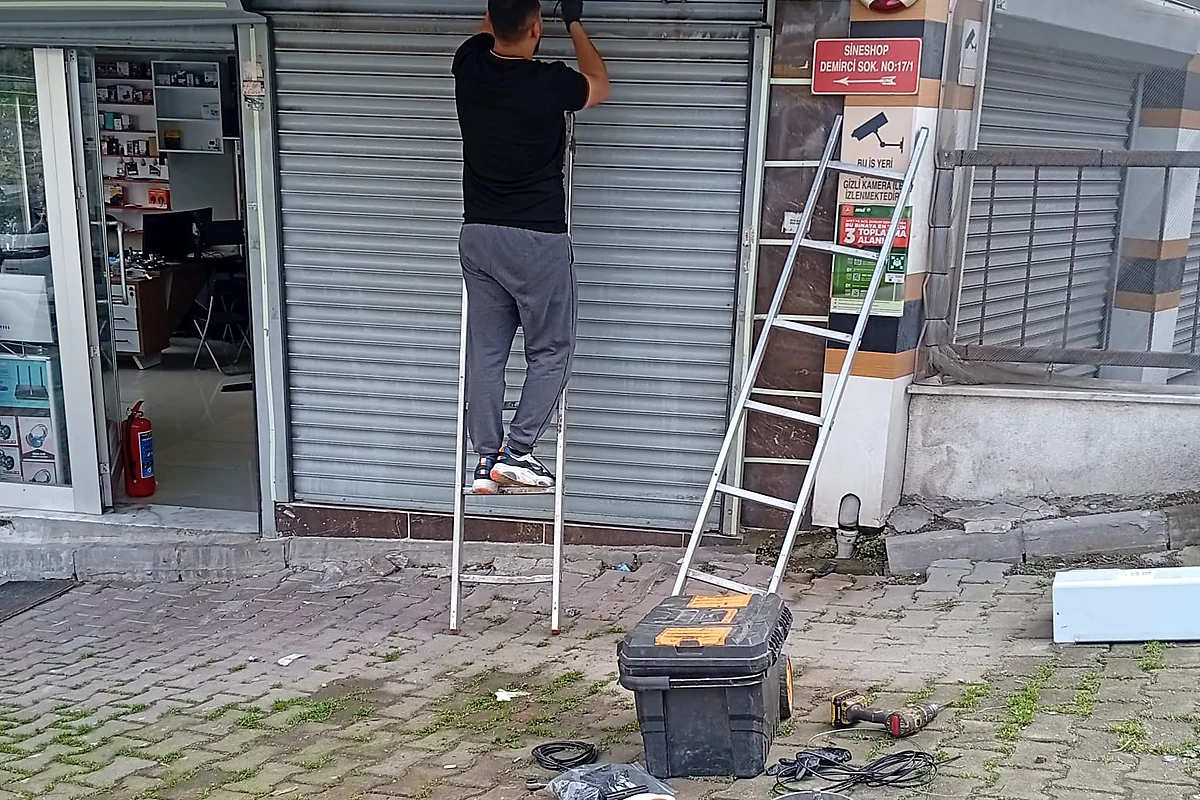 İş yerinde kepenk servisi yapan teknik personel